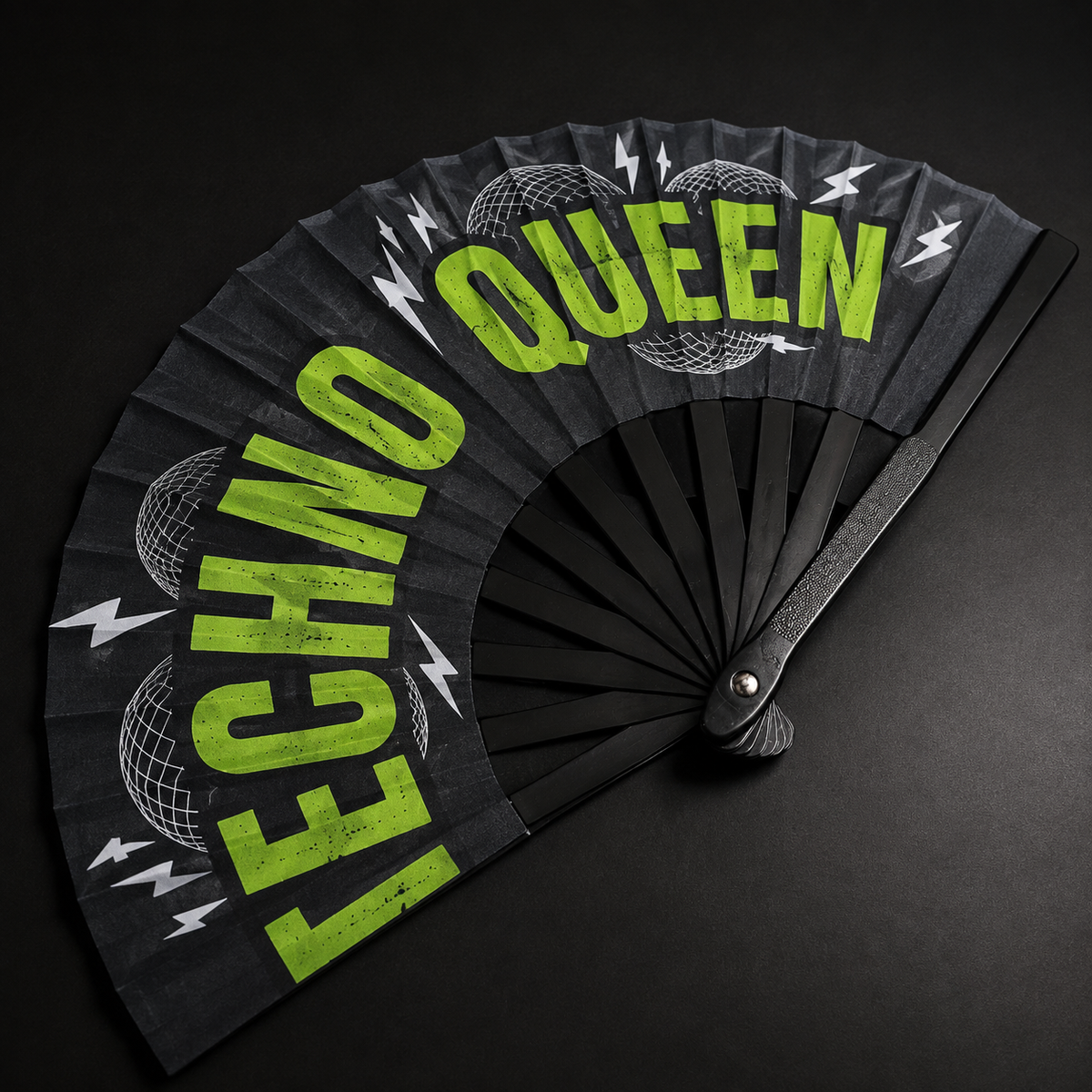 Abanico Techno Queen abierto sobre fondo negro