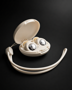 Earplugs Beige - estuche abierto con tapones sobre fondo negro